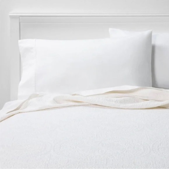 Threshold Bedding Threshold Matelasse Washed Medallion Coverlet